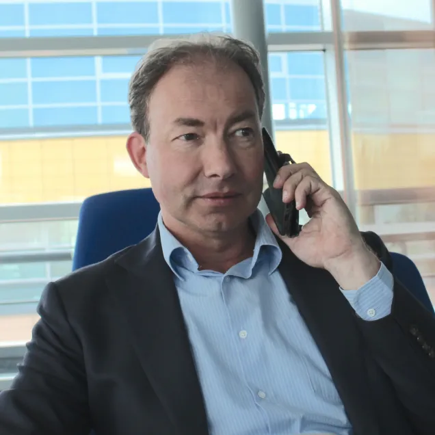 Foto van adviseur aan het bellen